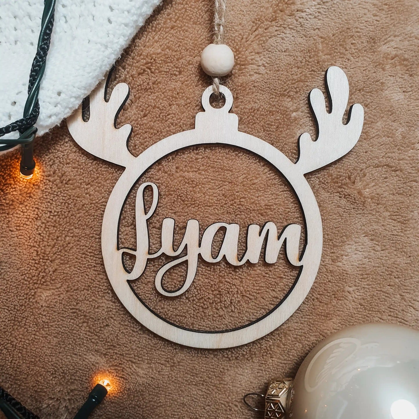 Houten kerstbal met rendiergewei en uitgesneden naam "Lyam".