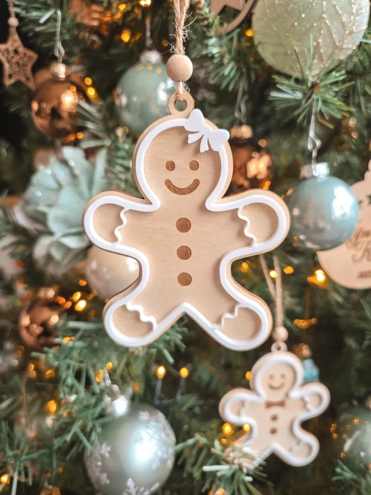 Houten kersthanger van een peperkoek vrouwtje met accenten van wit acryl.