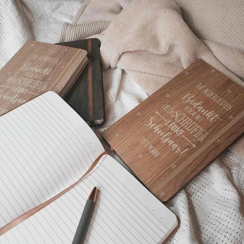 Gegraveerde notitieboekjes in verschillende kleuren houtlook met gelinieerd papier voor meesters en juffen.