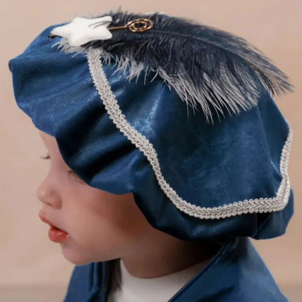 Luxe pietenmuts met naam van velours stof in donker blauw met gallon, veren, staf en ster.