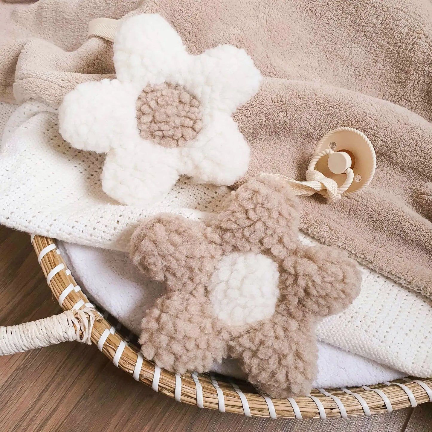 Witte en taupekleurige Daisy speenknuffels in de vorm van een bloem voor fopspeen.