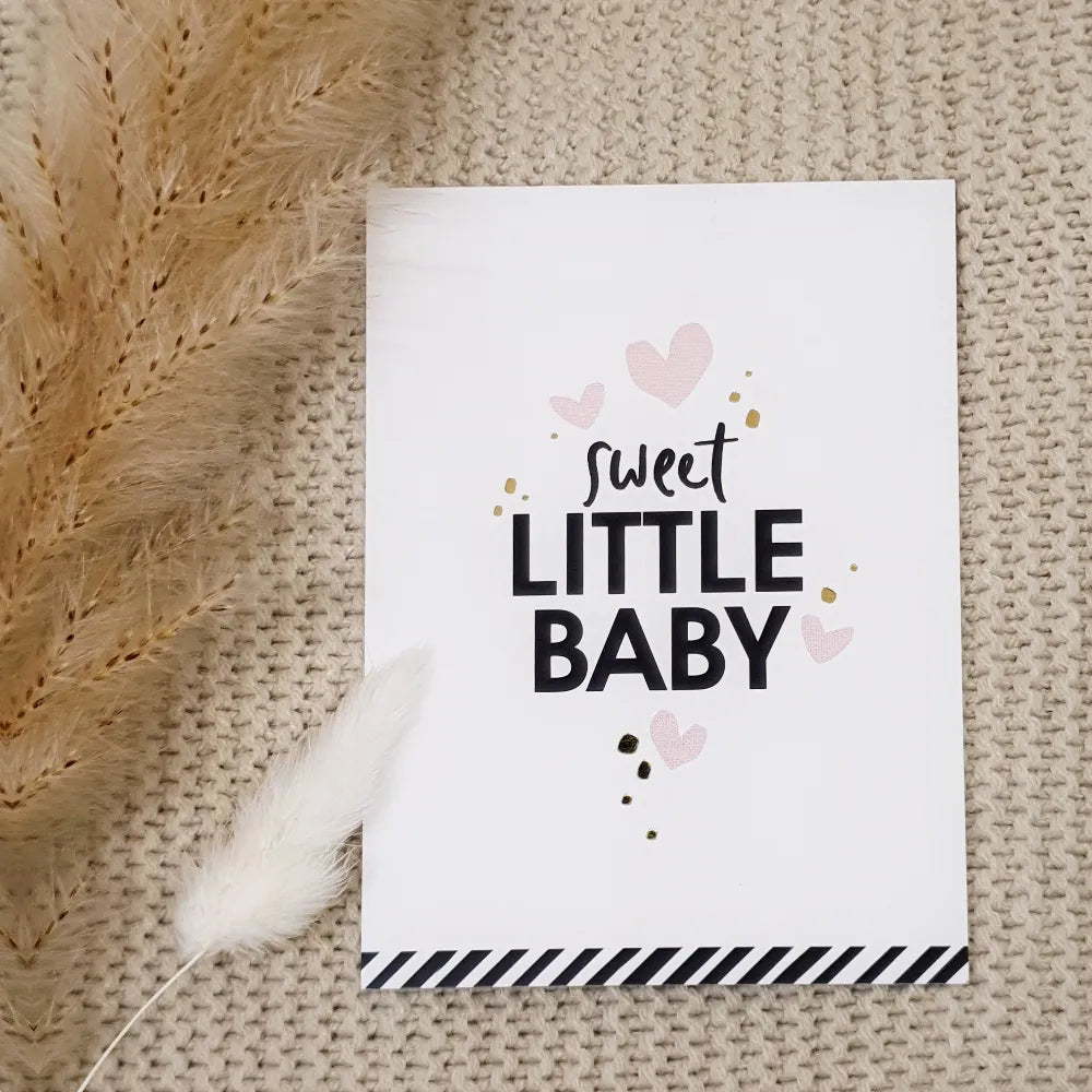 Wit kaartje met roze hartjes en zwart met gouden opdruk voor de geboorte van een meisje met de tekst 'Sweet little baby'.