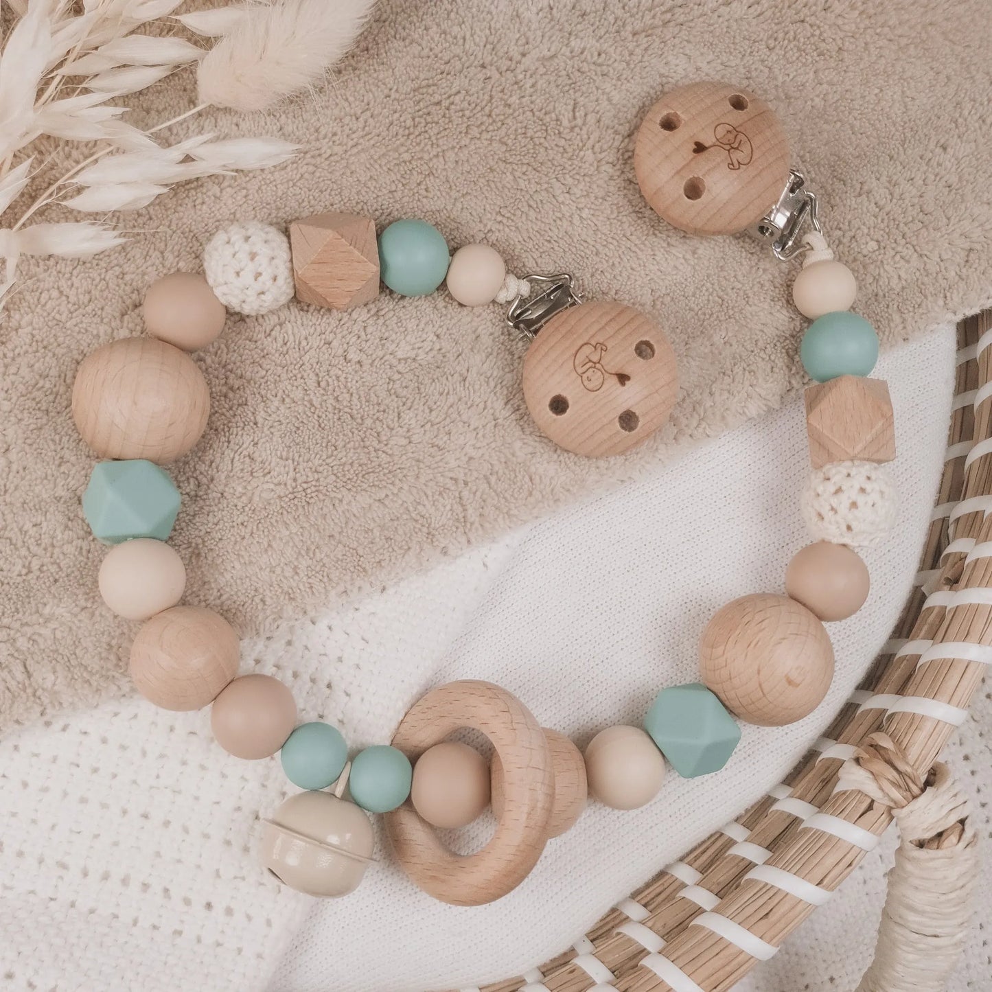 Wagenspanner in beige en blauw met siliconen en houten kralen.